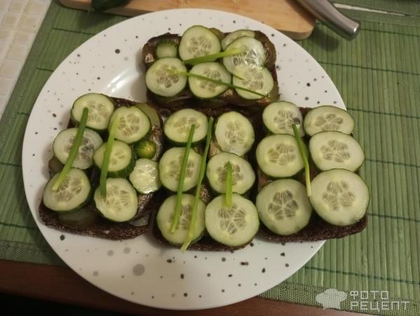 Закуска для гостей со шпротами и овощами фото
