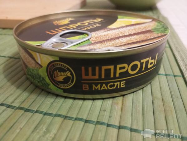 Закуска для гостей со шпротами и овощами фото