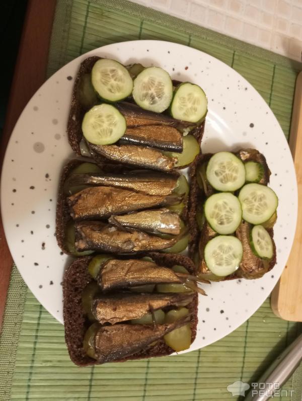 Закуска для гостей со шпротами и овощами фото
