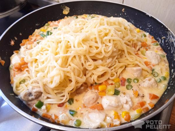 Лапша с овощами и курицей фото