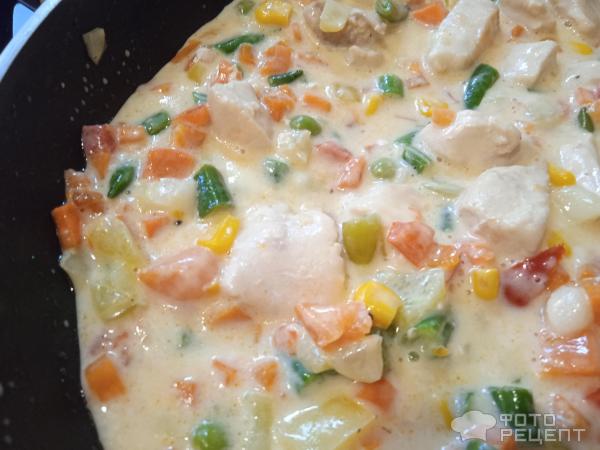 Лапша с овощами и курицей фото