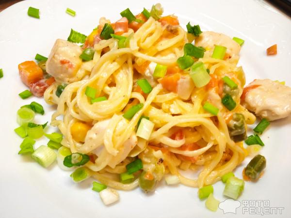 Лапша с овощами и курицей фото