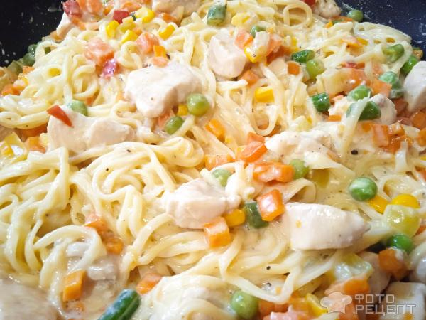 Лапша с овощами и курицей фото