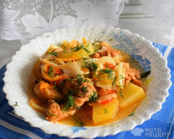 Куриный окорочок с овощами в горшочках фото