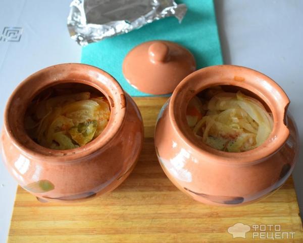 Куриный окорочок с овощами в горшочках фото