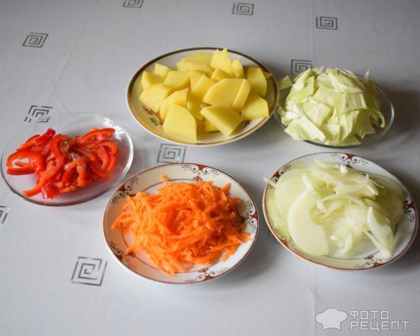 Куриный окорочок с овощами в горшочках фото