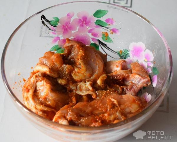 Куриный окорочок с овощами в горшочках фото