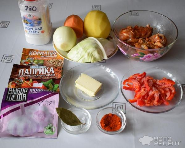 Куриный окорочок с овощами в горшочках фото