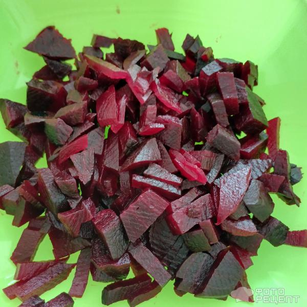 Закуска из печеной свеклы с сыром из ряженки и кедровыми орехами фото