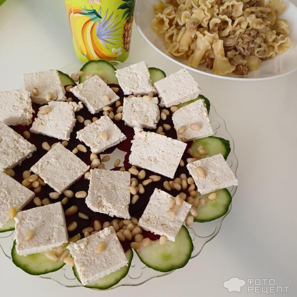 Закуска из печеной свеклы с сыром из ряженки и кедровыми орехами фото