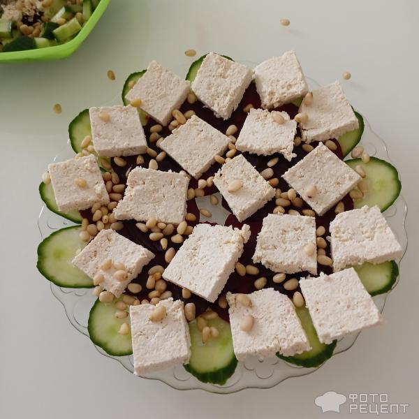 Закуска из печеной свеклы с сыром из ряженки и кедровыми орехами фото