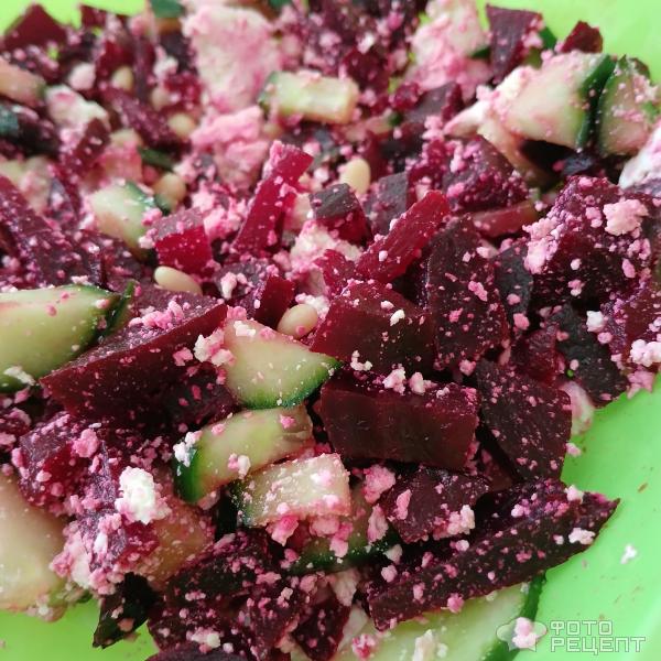 Закуска из печеной свеклы с сыром из ряженки и кедровыми орехами фото