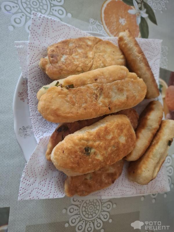Жареные пирожки с яйцом и зеленым луком фото