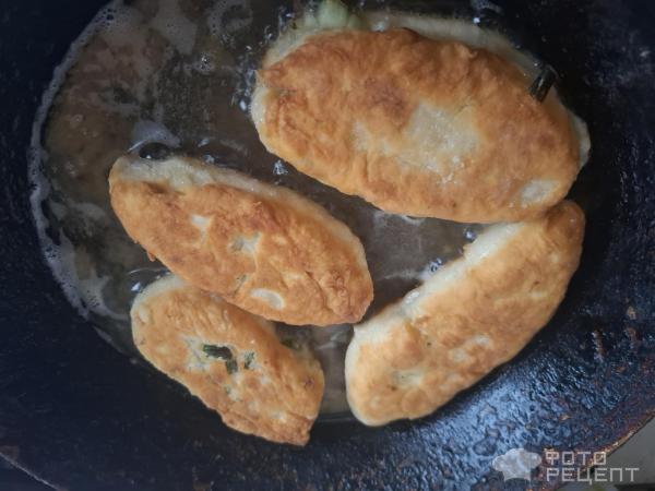 Жареные пирожки с яйцом и зеленым луком фото