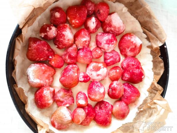 Цветаевский пирог без глютена из кокосовой муки с клубникой фото