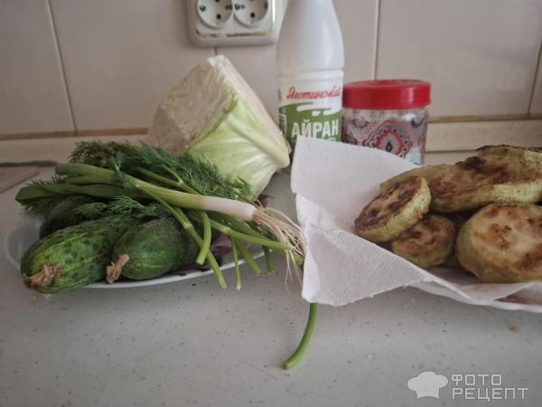Салат с капустой, огурцами фото