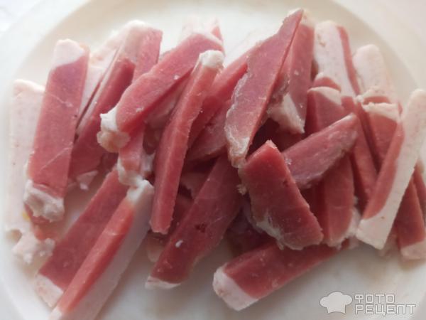 Черная рисовая лапша с уткой и овощами фото