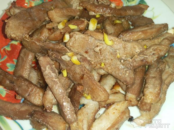Черная рисовая лапша с уткой и овощами фото