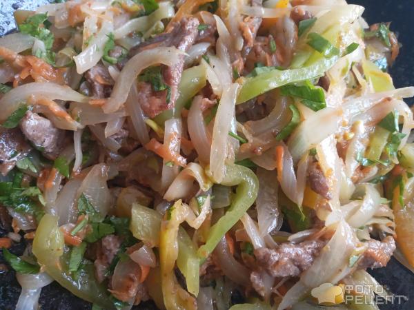Черная рисовая лапша с уткой и овощами фото