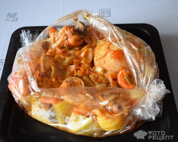 Куриные окорочка с овощами, запеченные в рукаве, в маринаде с виноградным уксусом фото