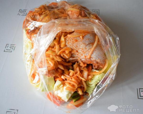 Куриные окорочка с овощами, запеченные в рукаве, в маринаде с виноградным уксусом фото