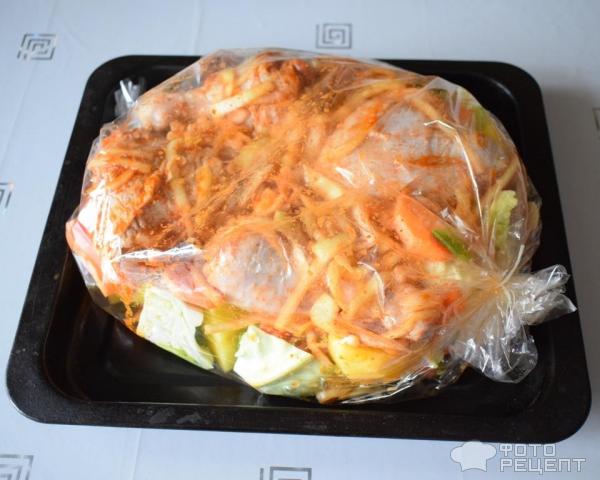 Куриные окорочка с овощами, запеченные в рукаве, в маринаде с виноградным уксусом фото