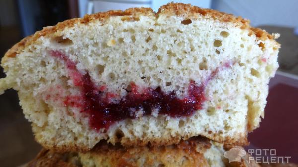 Кекс с начинкой из клюквенного желе фото