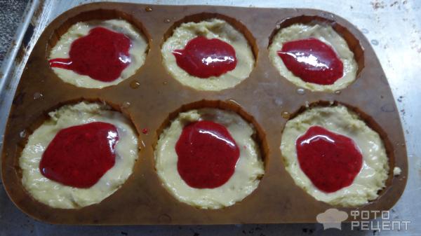 Кекс с начинкой из клюквенного желе фото