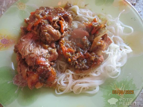 Курица тушеная в сливовом соусе и русским песто фото