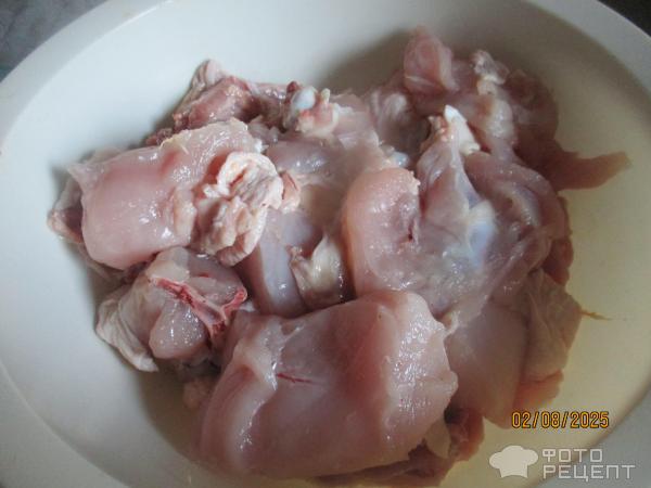 Курица тушеная в сливовом соусе и русским песто фото