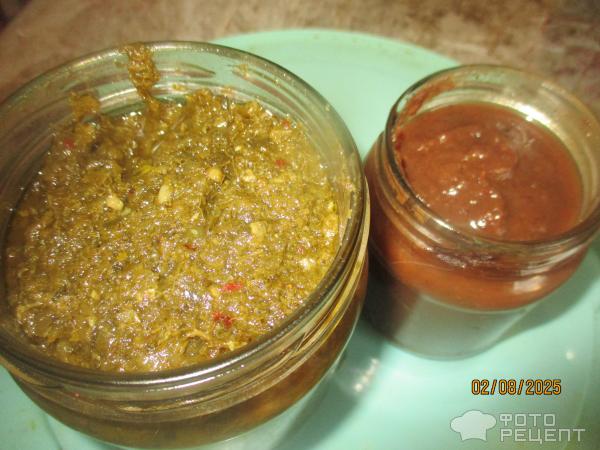 Курица тушеная в сливовом соусе и русским песто фото