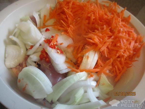Курица тушеная в сливовом соусе и русским песто фото
