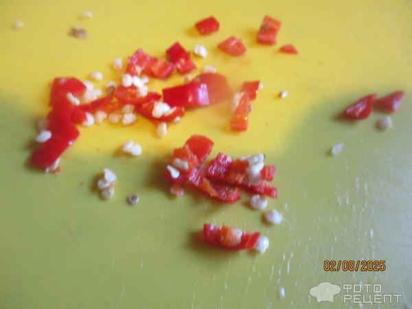 Курица тушеная в сливовом соусе и русским песто фото