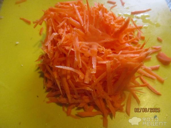 Курица тушеная в сливовом соусе и русским песто фото