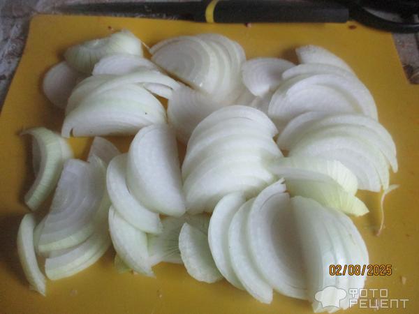Курица тушеная в сливовом соусе и русским песто фото