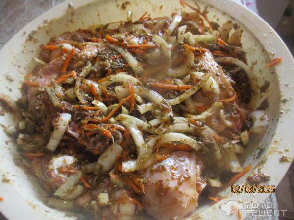 Курица тушеная в сливовом соусе и русским песто фото
