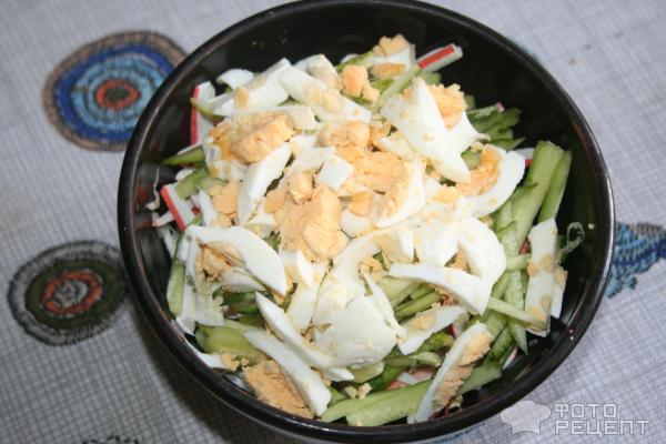 Салат из капусты и крабовых палочек