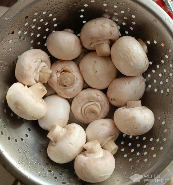 Шампиньоны с творожным сыром, запеченные в беконе