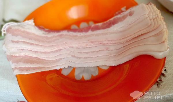 Шампиньоны с творожным сыром, запеченные в беконе