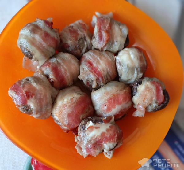 Шампиньоны с творожным сыром, запеченные в беконе