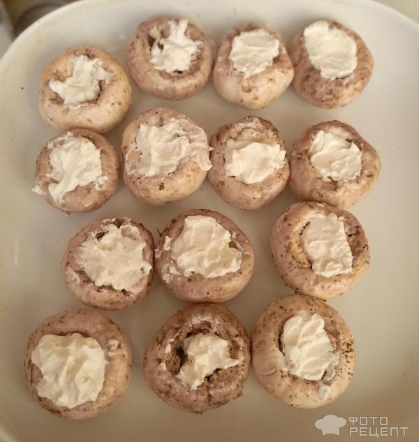 Сыр творожный размешиваем с чесноком, раздавленным через чеснокодавилку. Сюда не помешает добавить зелени (укроп, петрушку).