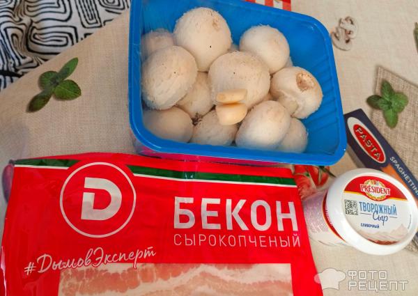 Шампиньоны с творожным сыром, запеченные в беконе