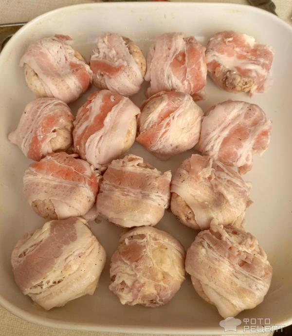 Шампиньоны с творожным сыром, запеченные в беконе