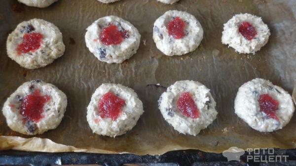 Овсяное печенье с орехами, изюмом и шоколадом фото