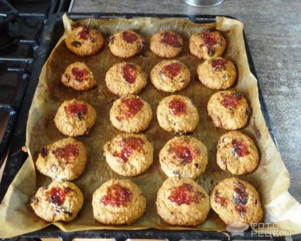Овсяное печенье с орехами, изюмом и шоколадом фото