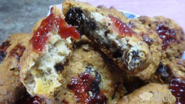 Овсяное печенье с орехами, изюмом и шоколадом фото