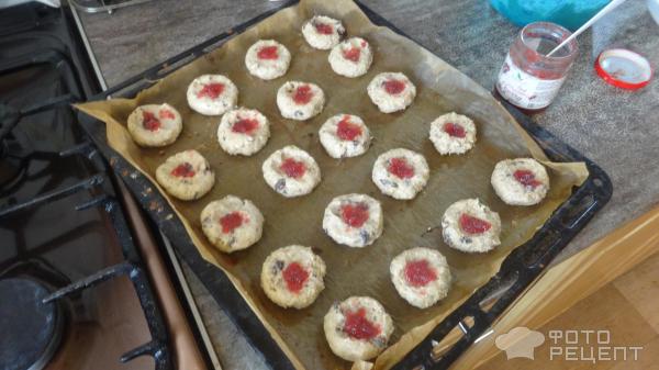 Овсяное печенье с орехами, изюмом и шоколадом фото