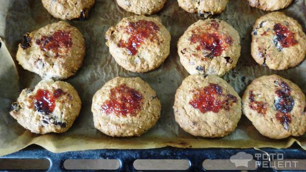 Овсяное печенье с орехами, изюмом и шоколадом фото