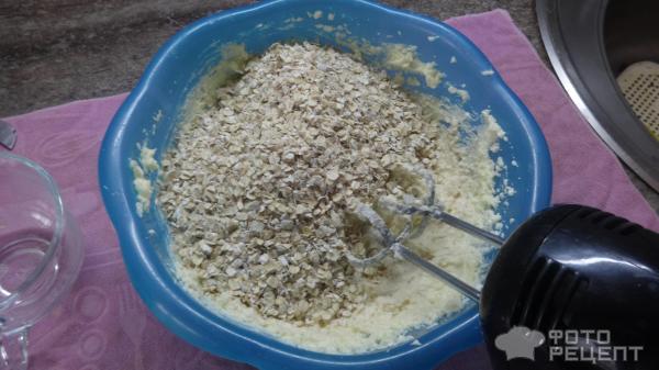 Овсяное печенье с орехами, изюмом и шоколадом фото