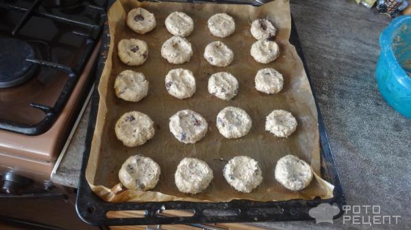 Овсяное печенье с орехами, изюмом и шоколадом фото